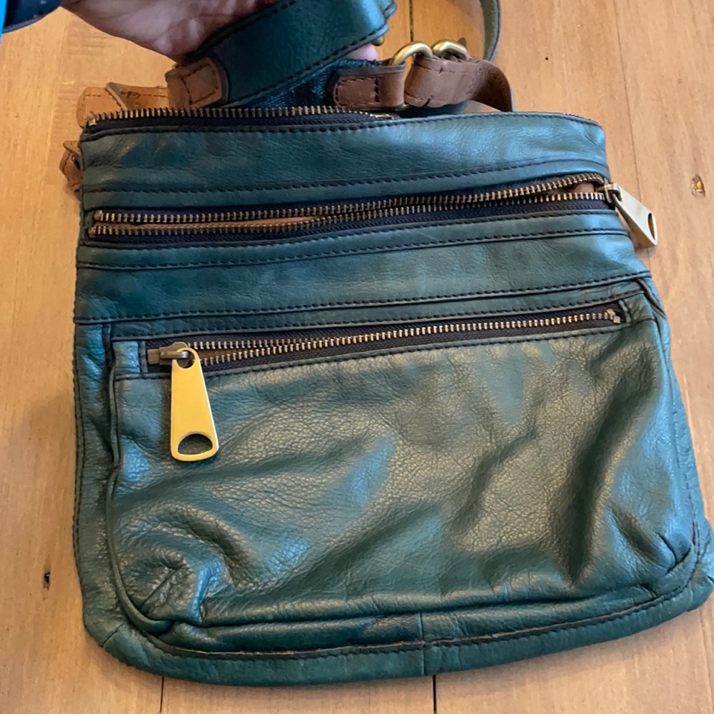 Gently used fossil cross body bag! Great condition